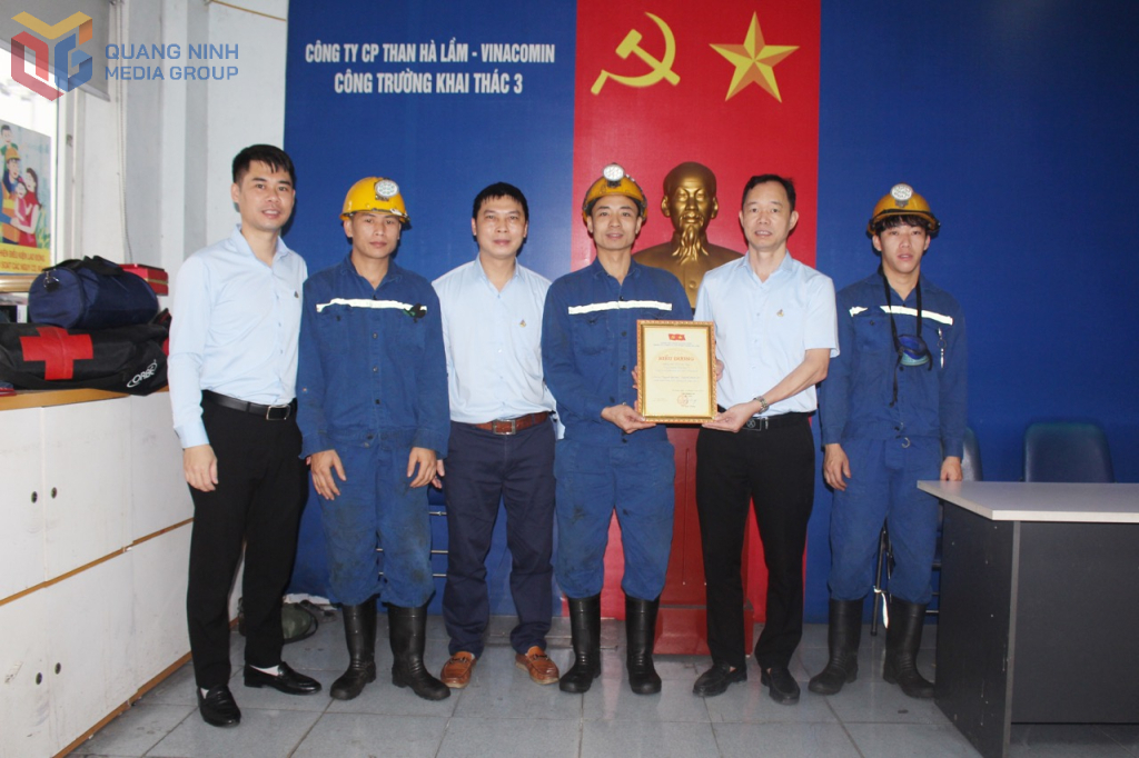 Đồng chí Trịnh Ngọc Toản (thứ 2 từ phải sang), Chủ tịch Công đoàn Công ty CP Than Hà Lầm trao thưởng gương “Người thợ mỏ - Người chiến sĩ” cho công nhân Vũ Văn Huy, Công trường Khai thác 3.
