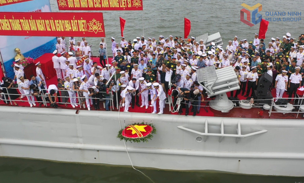 Cán bộ, chiến sĩ bộ đội hải quân dâng hương và thả hoa tưởng nhớ chiến sĩ và nhân dân đã hy sinh trong Chiến thắng trận đầu tại Quảng Ninh.