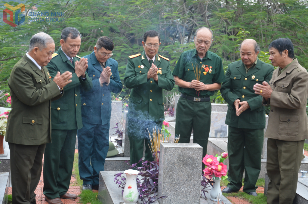 CCB Binh đoàn Than thắp hương cho đồng đội Tạ Quang Truyện tại Nghĩa trang Liệt sĩ Hà Tu (TP Hạ Long).