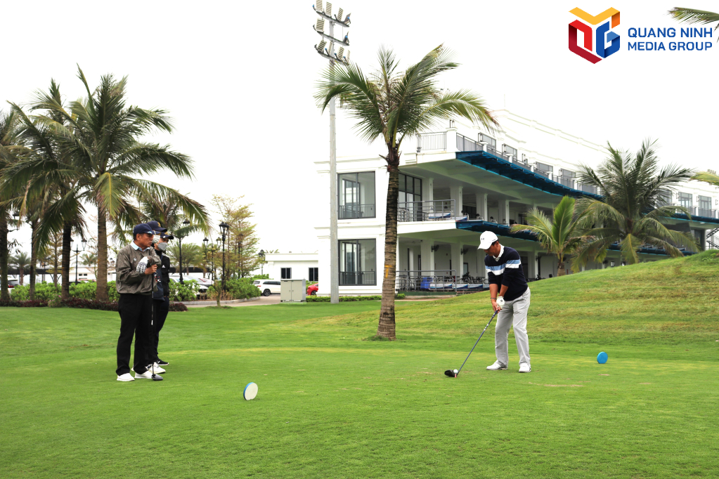 Du khách Hàn Quốc chơi golf tại sân golf Tuần Châu (TP Hạ Long).
