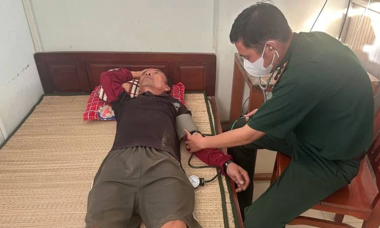 Kịp thời cứu 4 thuyền viên trôi dạt trên biển