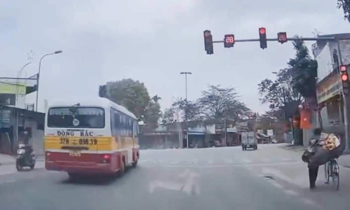 Tài xế xe buýt vượt đèn đỏ bị người dân quay video gửi CSGT