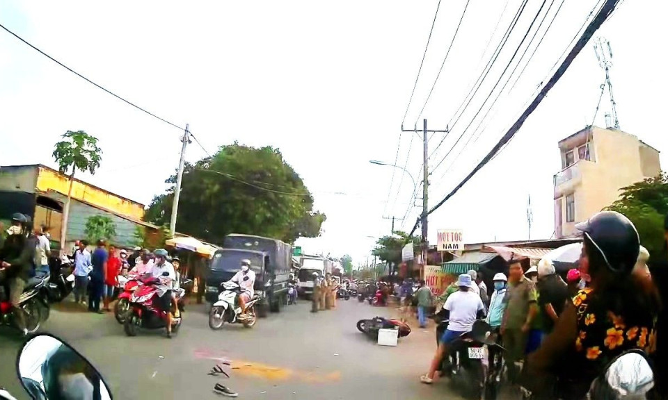 Bất ngờ ngã ra đường, người đàn ông bị cán tử vong, 2 người khác bị thương