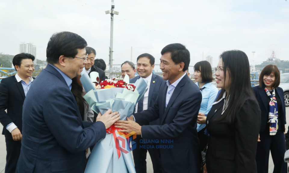 越南广宁省委书记会见中国见清华大学党委书记