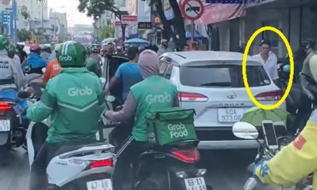 Sau va chạm, 2 người đàn ông từ ô tô bước xuống đánh tới tấp người đi xe máy