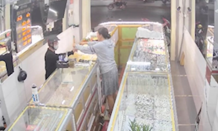 Thua cờ bạc, đối tượng giả vờ mua để cướp nhẫn vàng