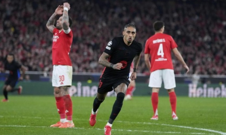 Barca thắng dù mất người ở Champions League