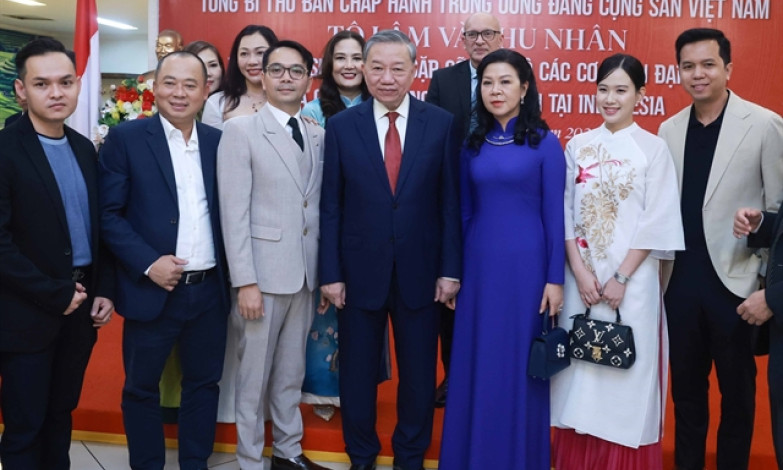 Party chief meets Vietnamese community in Indonesia