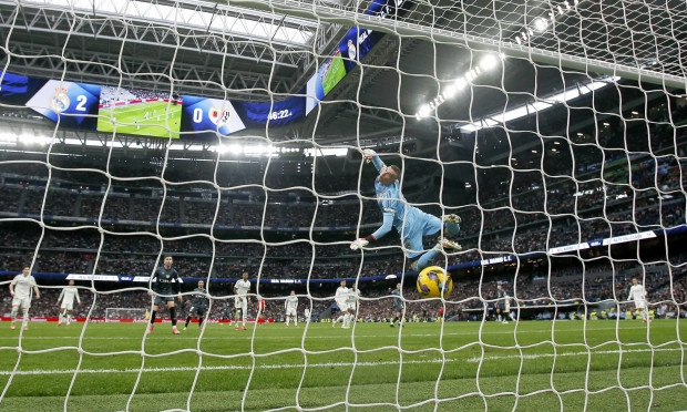 Vinicius ghi tuyệt phẩm solo cho Real