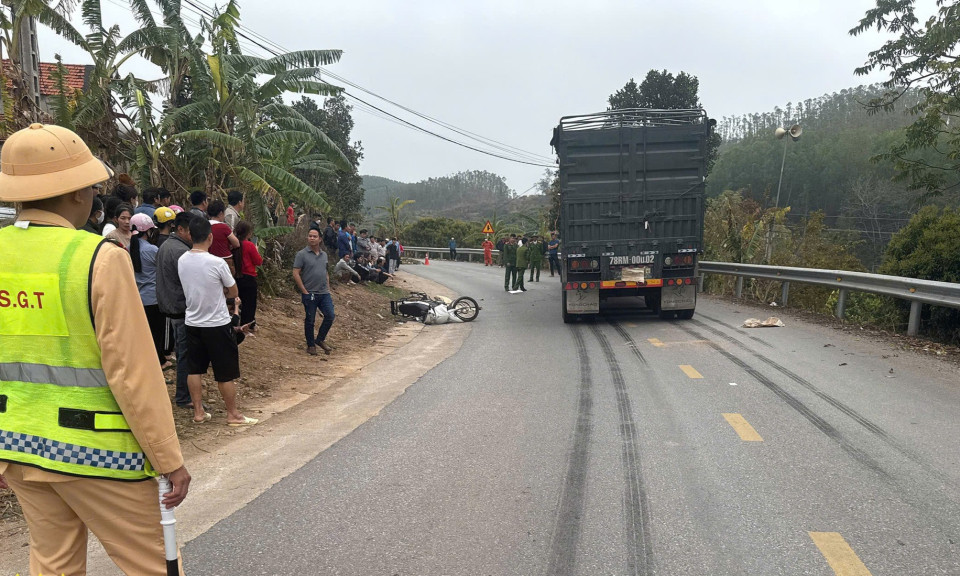 Xe đầu kéo và mô tô lấn làn khi vào đường cua, nam thanh niên tử vong tại chỗ