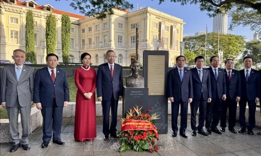 Tổng Bí thư Tô Lâm dâng hoa tưởng niệm Chủ tịch Hồ Chí Minh tại Bảo tàng Văn minh châu Á ở Singapore