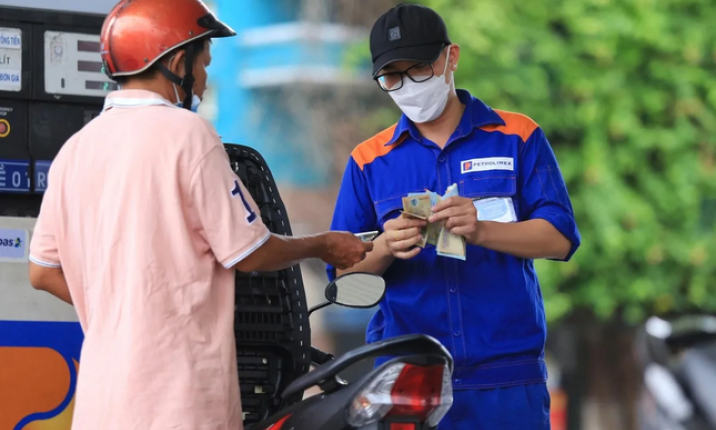 Giá xăng tiếp tục giảm vào ngày mai?