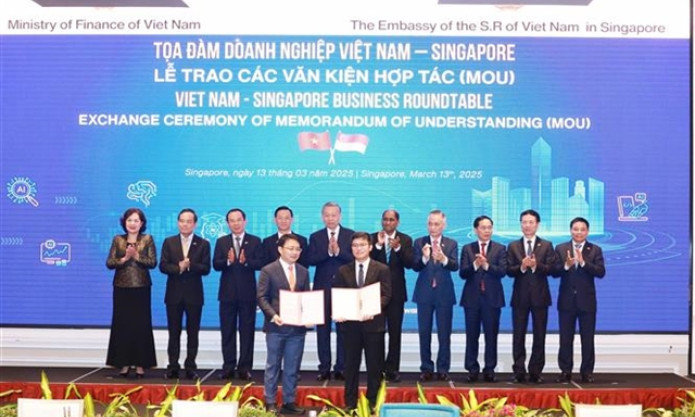 Top leader promotes Việt Nam as a global hub for innovation, financial power