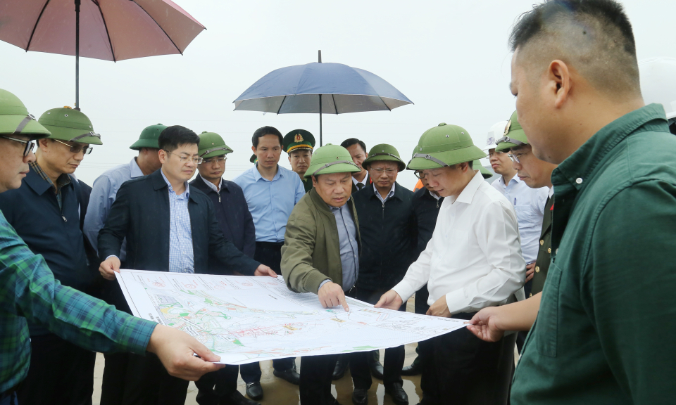 Đồng chí Bí thư Tỉnh ủy kiểm tra tiến độ một số dự án và công tác phòng chống buôn lậu trên tuyến biển tại TP Móng Cái