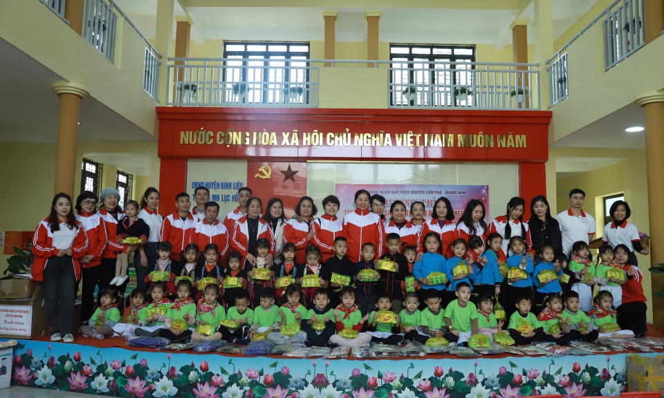 Tặng quà và đồ chơi cho học sinh Trường Mầm non Lục Hồn