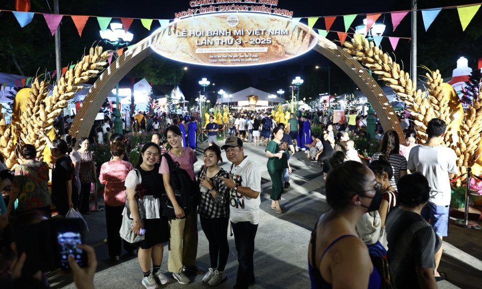 Thousands of visitors flock to HCMC banh mi festival