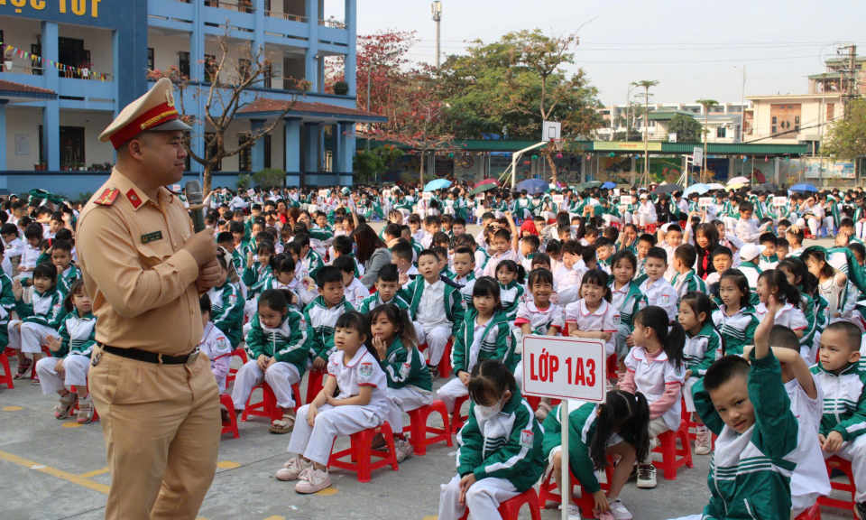 Phòng CSGT tuyên truyền những quy định mới về TTATG tới phụ huynh, học sinh Hạ Long