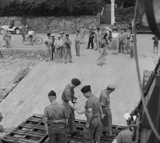 Các phóng viên Việt Nam chứng kiến các đơn vị lính Pháp rút xuống tàu rời khỏi Hongay.