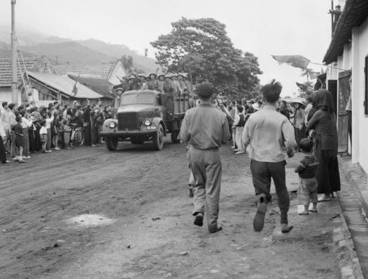 Bộ đội ta tiến vào tiếp quản Cẩm Phả bằng xe Molotova.