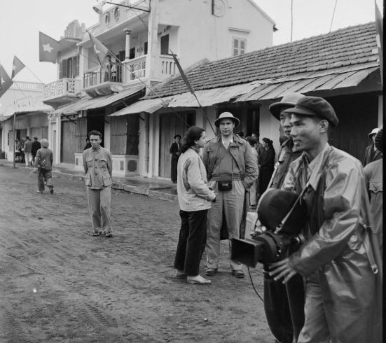 Nhà báo Madeleine Riffaud, phóng viên tờ La Vie Ouvrière, và một nhà báo của tờ L'Humanité nằm trong số những đại diện của báo chí cộng sản có mặt khi Việt Minh tới Campha.