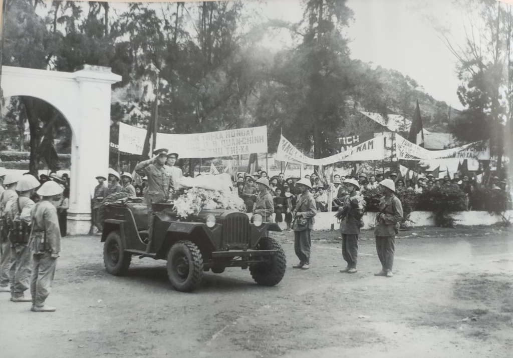Ngày 25/4/1955, ngay sau tiếp quản, Uỷ ban Quân chính khu Hồng Quảng đã ra mắt nhân dân thị xã Hòn Gai trong lễ mít tinh được tổ chức trọng thể tại sân vận động Hòn Gai.