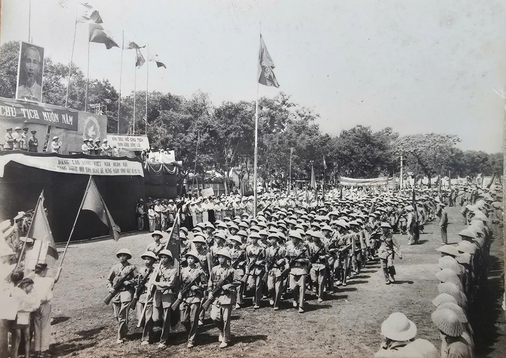 Quang cảnh lễ mít tinh mừng ngày tiếp quản Vùng mỏ, 25/4/1955 tại sân vận động Hòn Gai.