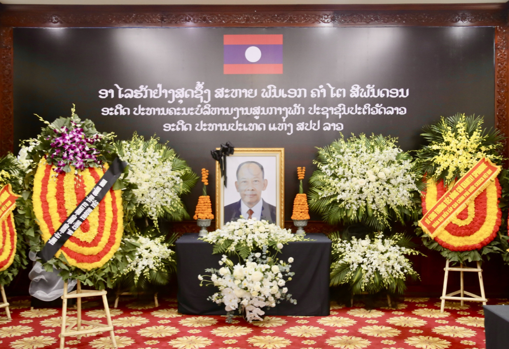Lễ viếng Đại tướng Khamtay Siphandone - nguyên Chủ tịch Đảng Nhân dân Cách mạng Lào, nguyên Chủ tịch nước, nguyên Thủ tướng nước Cộng hòa Dân chủ Nhân dân Lào tại Đại sứ quán Lào tại Việt Nam.