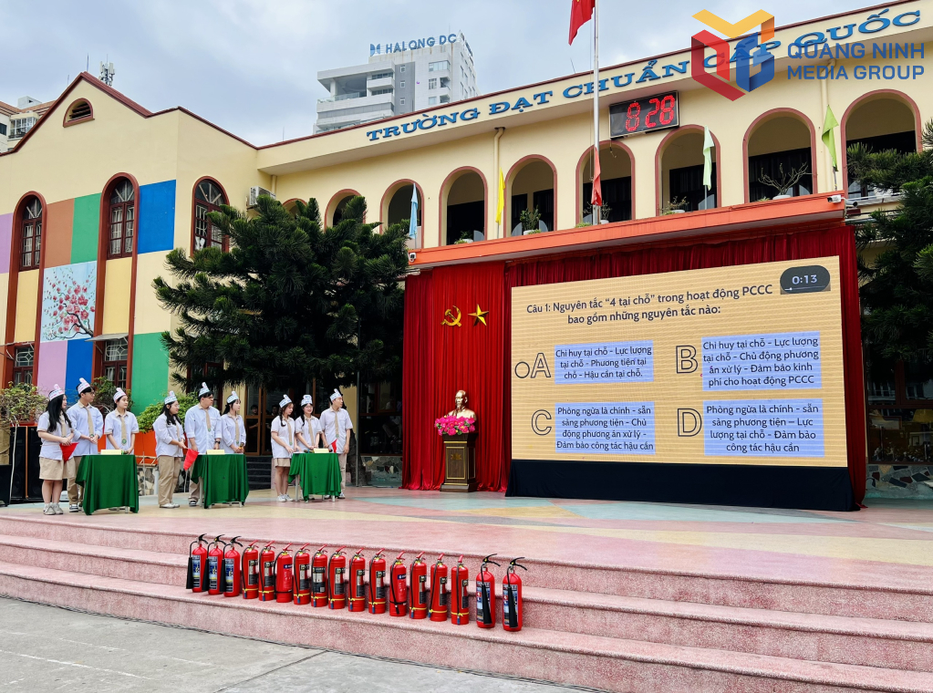 Các đội trả lời câu hỏi phần thi lý thuyết.