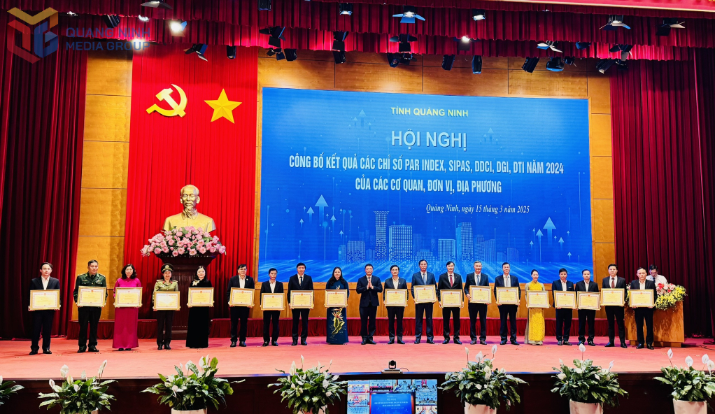 Đồng chí Nghiêm Xuân Cường, Phó Chủ tịch UBND tỉnh, trao Bằng khen của UBND tỉnh cho tập thể có thành tích xuất sắc trong nâng cao Chỉ số PAR INDEX, SIPAS, DDCI, DGT, DTI năm 2024.