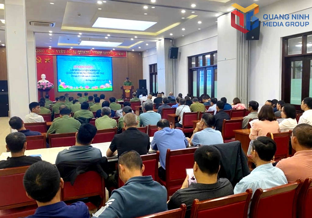 Giảng viên của Phòng Cảnh sát Quản lý hành chính về trật tự xã hội truyền đạt kiến thức
