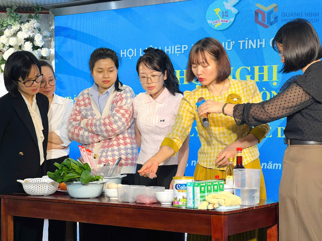 Hướng dẫn thực hành chế biến thức ăn, thực đơn đảm bảo dinh dưỡng cho trẻ