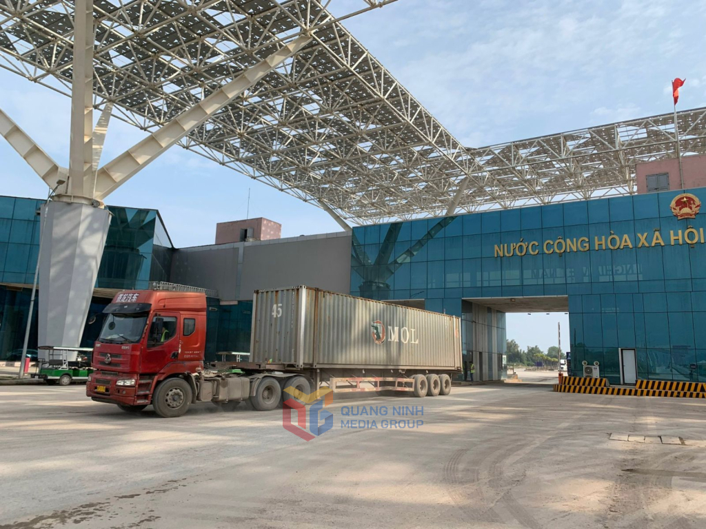 Hoạt động XNK qua cửa khẩu quốc tế Móng Cái. Ảnh: Hoàng Nga