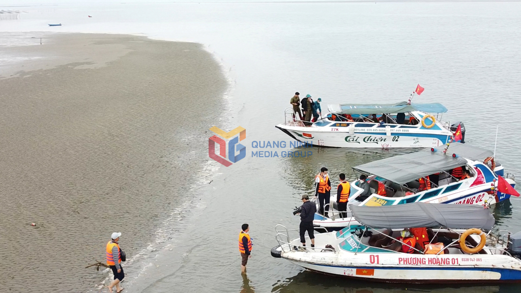 Lực lượng chức năng của huyện và xã Quảng Minh ra quân xử lý các trường hợp lấn chiếm bãi triều tại Hòn Kèo.