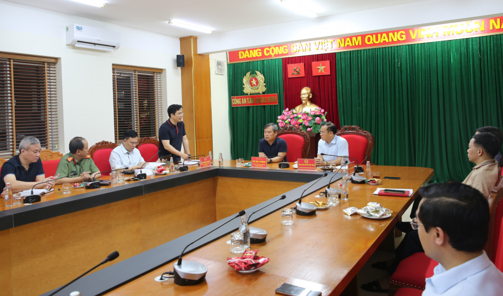 Đồng chí Vũ Đại Thắng, Bí thư Tỉnh ủy và Trung tướng Nguyễn Văn Long, Thứ trưởng Bộ Công an trực tiếp chỉ đạo triển khai phương án truy bắt các đối tượng.