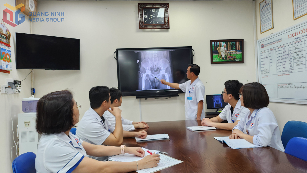 Bác sĩ Lương Toàn Thắng hội chẩn chuyên môn cùng đội ngũ y bác sĩ khoa Chấn thương chỉnh hình, Bệnh viên đa khoa tỉnh.