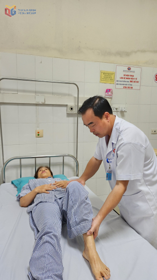 Bác sĩ Lương Toàn Thắng thăm khám, động viên bệnh nhân tích cực điều trị bệnh.