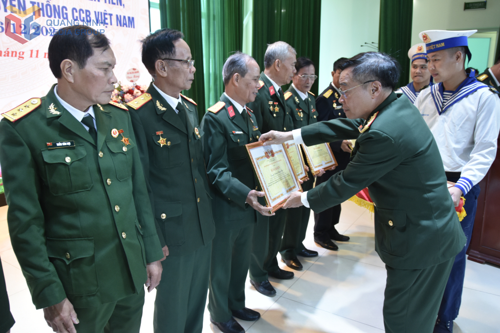 Chủ tịch Hội CCB tỉnh Đàm Huy Đắc, trao tặng giấy khen tuyên dương những CCB tiêu biểu