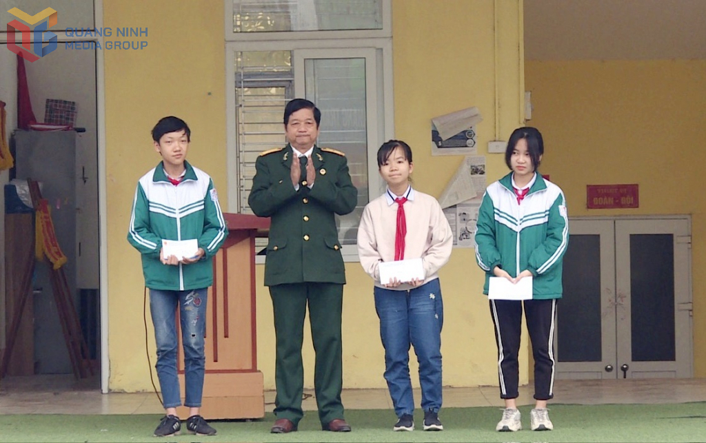 CCB Nguyễn Quốc Kỳ tặng quà cho các em học sinh có hoàn cảnh khó khăn tại phường Hoành Bố (TP Hạ Long)