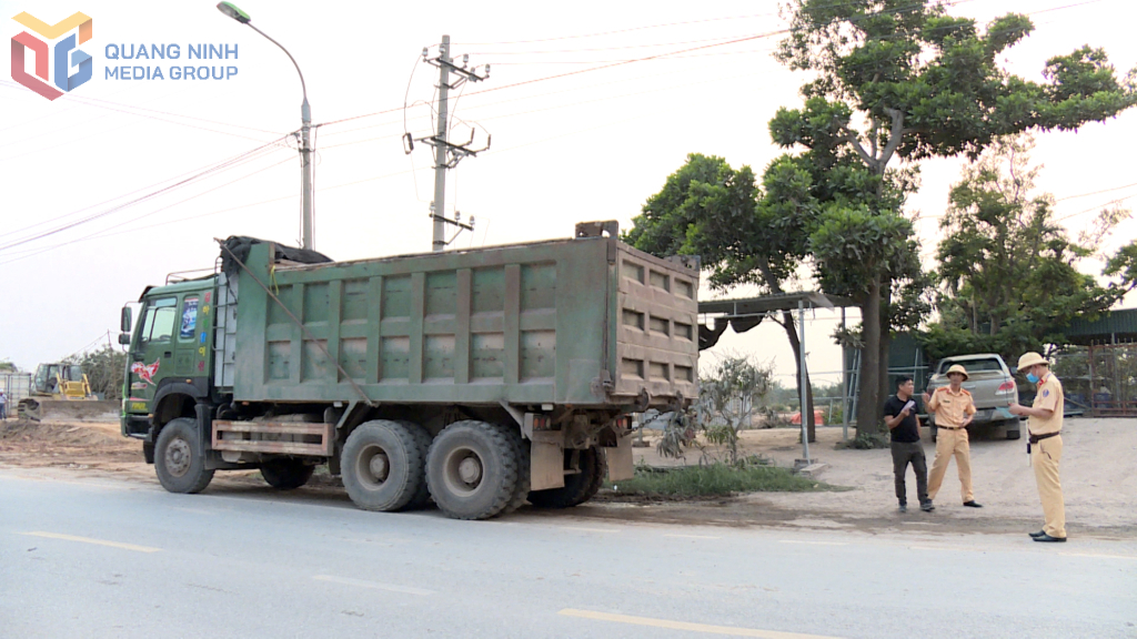 Đội CSGT Đường bộ số 1, Phòng CSGT, (Công an tỉnh) kiểm tra các phương tiện vận tải trên tuyến đường tỉnh 338, TX Quảng Yên.