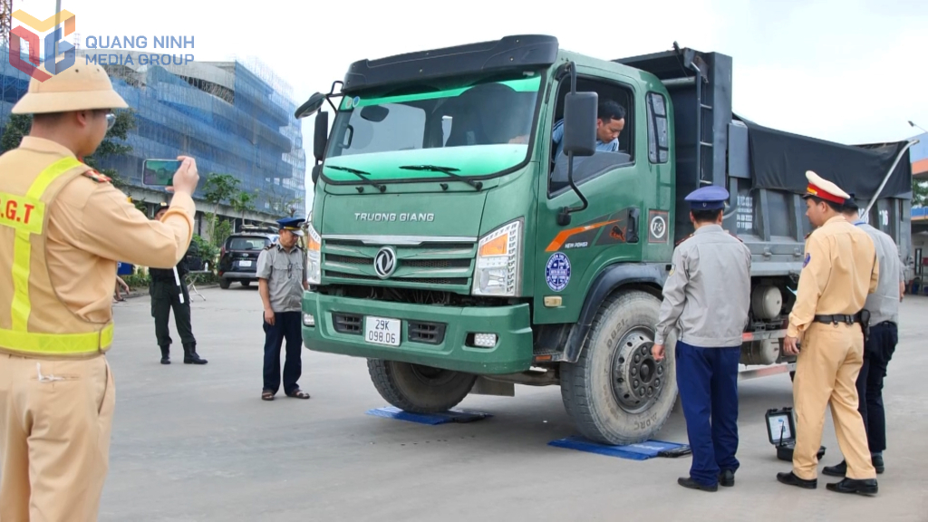 Quý I năm 2025,Trạm Kiểm tra tải trọng xe Quảng Ninh, (Sở Xây dựng) và Phòng CSGT  (Công an tỉnh) phối hợp kiểm tra, xử lý 205 phương tiện vận chuyển vật liệu chở hàng quả tải, quá khổ.