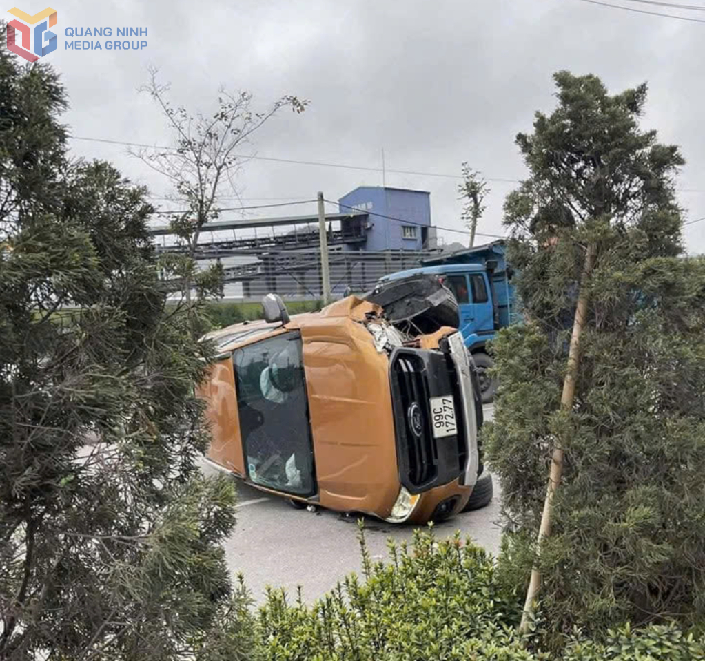 Xe bán tải mất lái đâm vào dải phân cách.