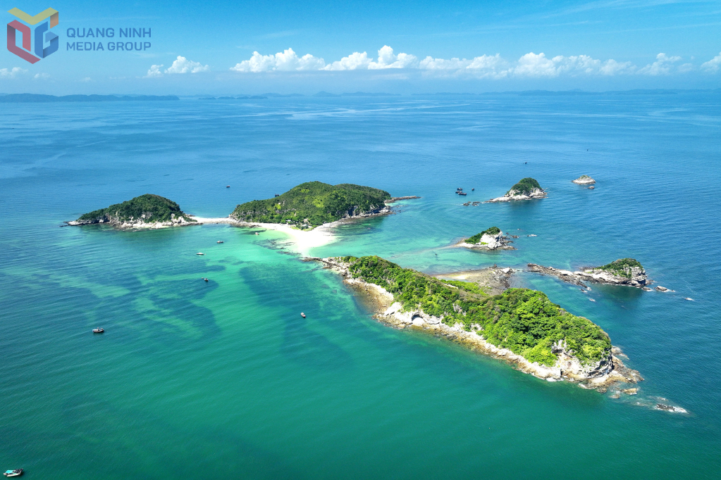 Những hòn đảo xanh, hoang sơ thu hút đông du khách đến Cô Tô.