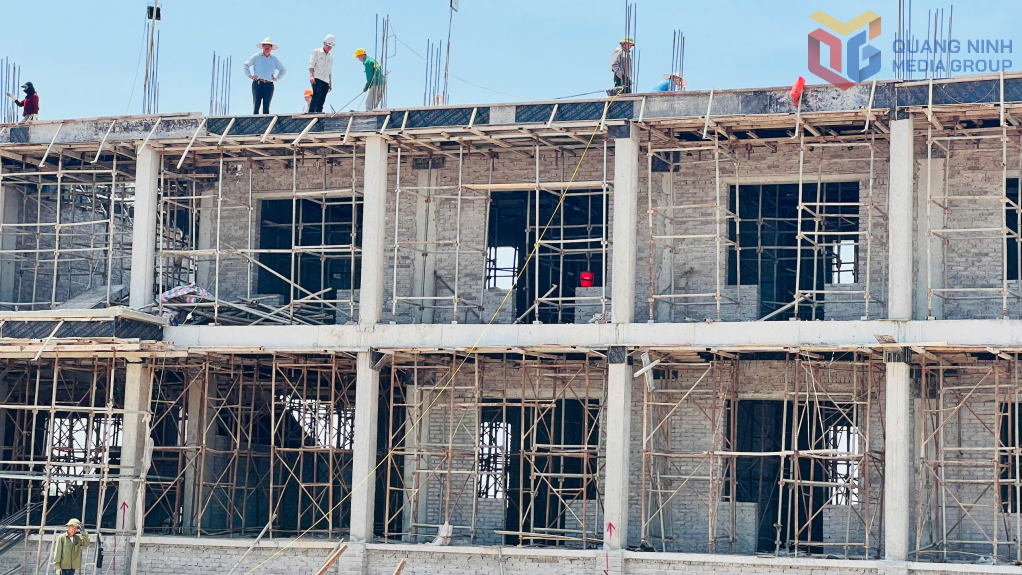 Nhà thầu bố trí nhân lực tập trung thi công trường THCS Hồng Thái Đông.