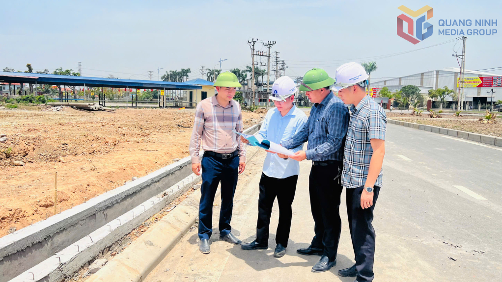Cán bộ Ban quản lý dự án đầu tư xây dựng thực tế tại công trình Tuyến đường nối quốc lộ 18 với tuyến đường ven sông.