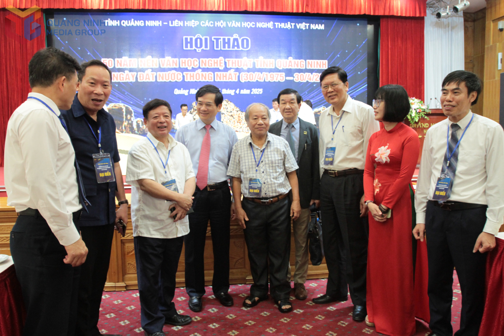 trò chuyện tại hội thảo.