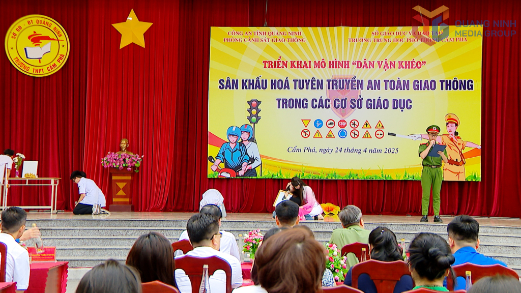 Các quy định của pháp luật về TTATGT được chuyển hóa thành nội dung trong các tiểu phẩm do chính các em học sinh trình diễn.