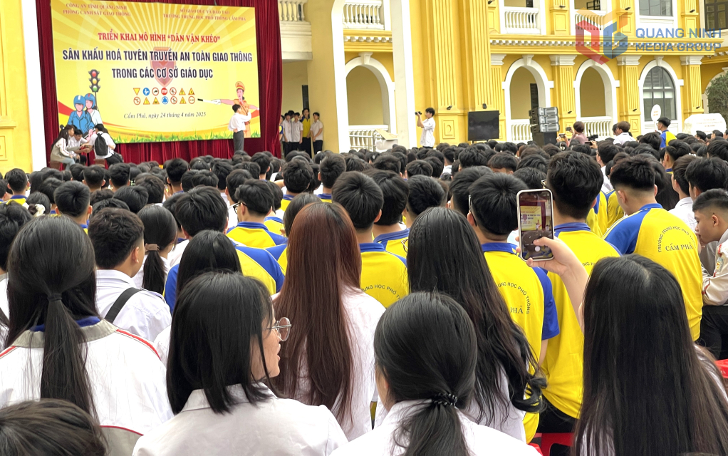 Với cách thể hiện trẻ trung, hấp dẫn các tiểu phẩm về TTATGT đã cuốn hút sự quan tâm của đông đảo học sinh.