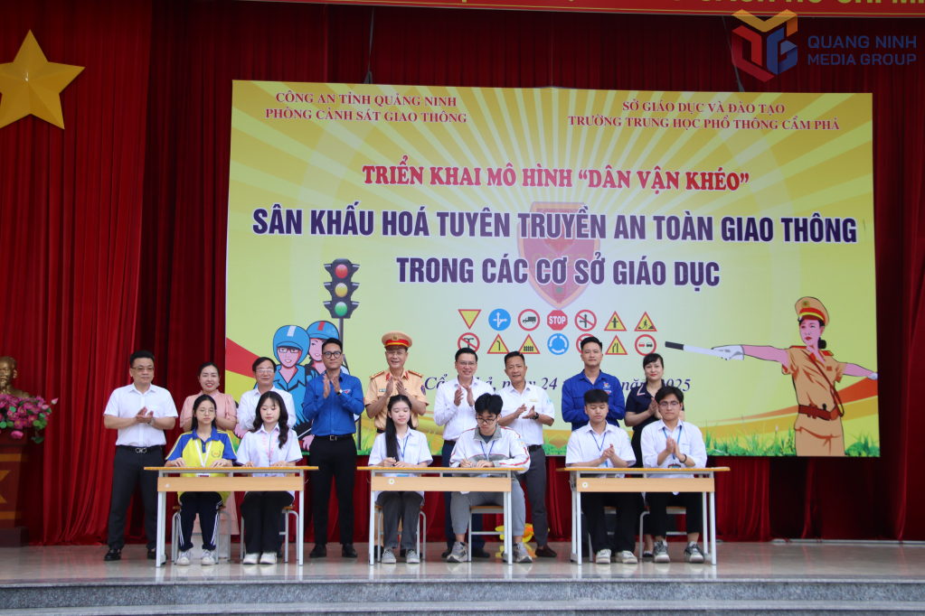 Đại diện học sinh các lớp trường THPT Cẩm Phả ký cam kết chấp hành các quy định của pháp luật về bảo đảm TTATGT trong kỳ nghỉ hè sắp tới.
