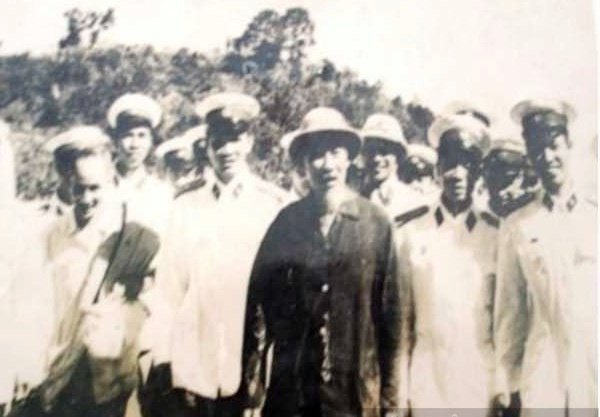 Bác Hồ đến thăm quân và dân đảo Ngọc Vừng ngày 12/11/1962. Ảnh tư liệu