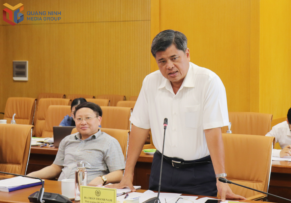 Đồng chí Trần Thanh Nam, Thứ trưởng Bộ Nông nghiệp và Môi trường, Chủ tịch Hội đồng thẩm định Trung ương phát biểu tại cuộc họp.